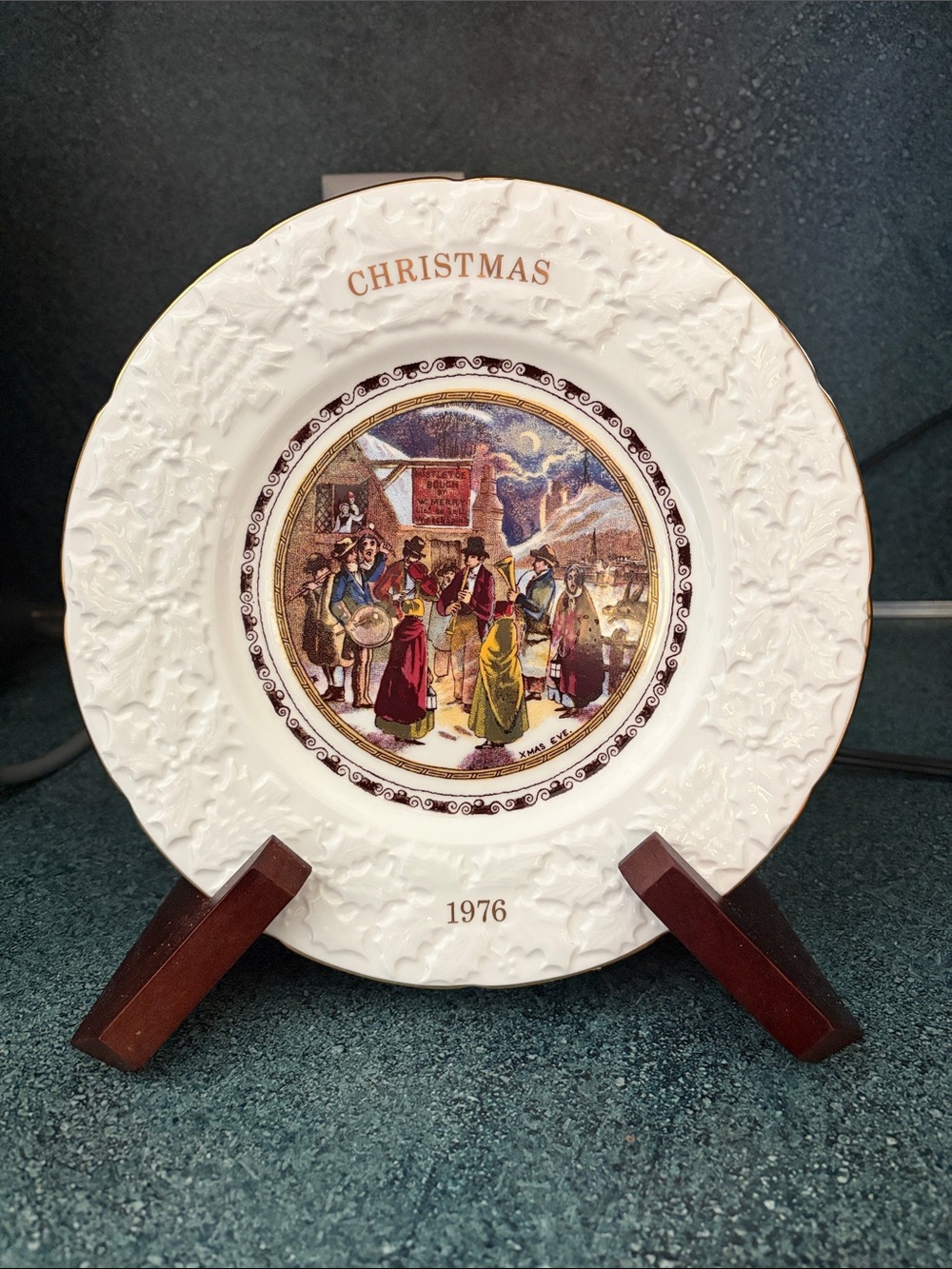 White Christmas 1976 Collector Dinner Plate - “xmas eve”